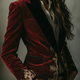 Blazer de luxe en velours noir à col élégant et broderies dorées