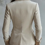 Blazer en velours ivoire brodé avec poignets en dentelle