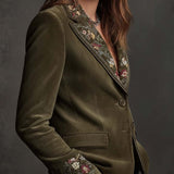 Blazer en velours vert olive avec broderies florales complexes