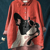 Evie | Motif décoratif de bouledogue français portant des lunettes de soleil sur fond rouge | Chemise décontractée