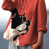Evie | Motif décoratif de bouledogue français portant des lunettes de soleil sur fond rouge | Chemise décontractée