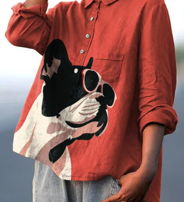 Evie | Motif décoratif de bouledogue français portant des lunettes de soleil sur fond rouge | Chemise décontractée