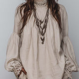 Blouse en coton et lin plissée à garniture en dentelle