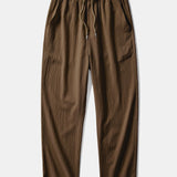 Chemise boutonnée à rayures gaufrées et pantalon droit à texture froissée