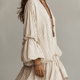 Mini-robe bohème à volants et rayures sable