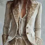 Blazer en velours ivoire brodé avec poignets en dentelle