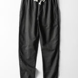 Chemise en maille ajourée et pantalon droit en lin