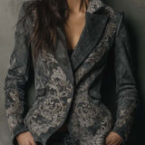 Blazer en éco-daim à motif floral gaufré gris taupe
