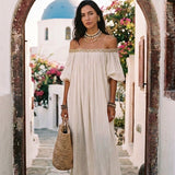 Robe longue plissée ivoire style bohème à épaules dénudées