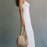 Robe longue fendue à fines bretelles, blanche et minimaliste
