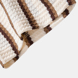 Chemise boutonnée à rayures gaufrées et pantalon droit à texture froissée