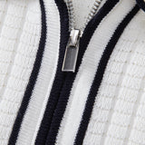 Polo en maille gaufrée zippé à bordure contrastante et pantalon fuselé coupe ajustée