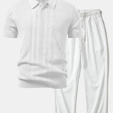 Polo en maille ajourée à motif jacquard géométrique et pantalon droit à texture froissée