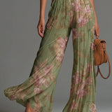 Combinaison ample en mousseline plissée verte à motif floral, encolure en V, sans manches et fermeture éclair.