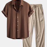 Chemise boutonnée en jacquard à motif losanges géométriques et pantalon droit à texture froissée