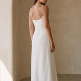 Robe longue fendue à fines bretelles, blanche et minimaliste