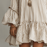 Mini-robe bohème à volants et rayures sable