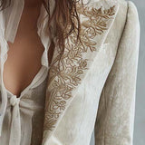 Blazer en velours ivoire brodé avec poignets en dentelle