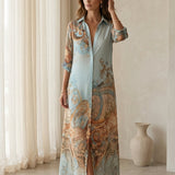 Robe longue en mousseline bleue à fleurs style baroque